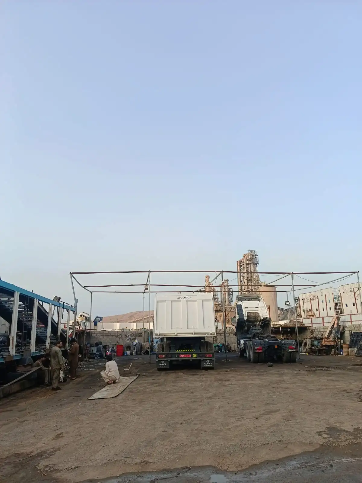 إصلاح أعطال الشاحنات والمعدات الثقيلة