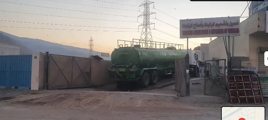 ورشة لإصلاح وتزييت الشاحنات